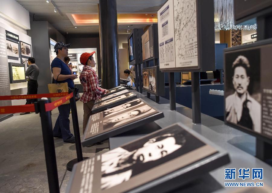 这是2015年5月3日，人们在中国共产党杭州历史馆展厅内参观。杭州西湖边昔日的高档会所&ldquo;菩提精舍&rdquo;，经改造后转型为中国共产党杭州历史馆，5月1日起正式向公众免费开放。新华社记者 韩传号 摄