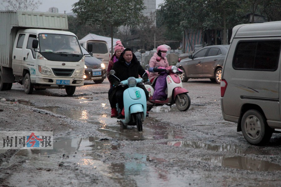 柳州进出城二级公路烂况多 有些路面凹陷破裂严重