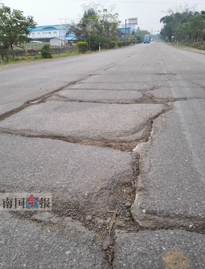 柳州进出城二级公路烂况多 有些路面凹陷破裂严重