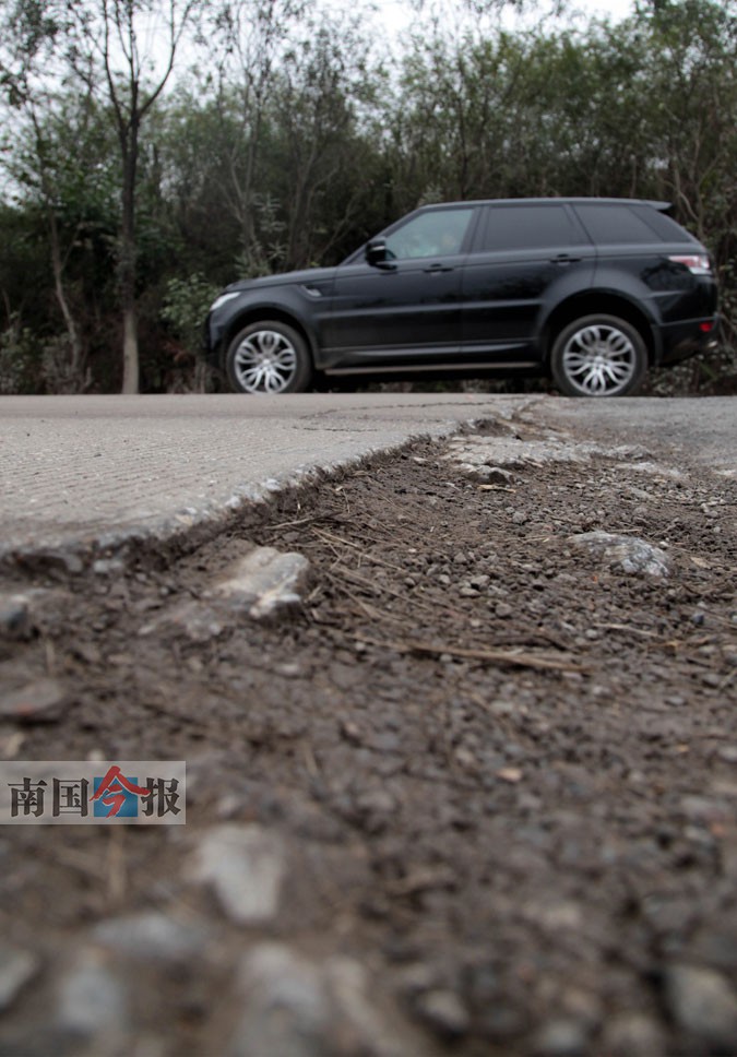 柳州进出城二级公路烂况多 有些路面凹陷破裂严重