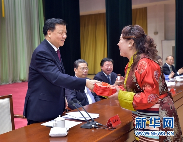 中共中央政治局常委,中央党校校长刘云山出席毕业典礼,并为学员颁发