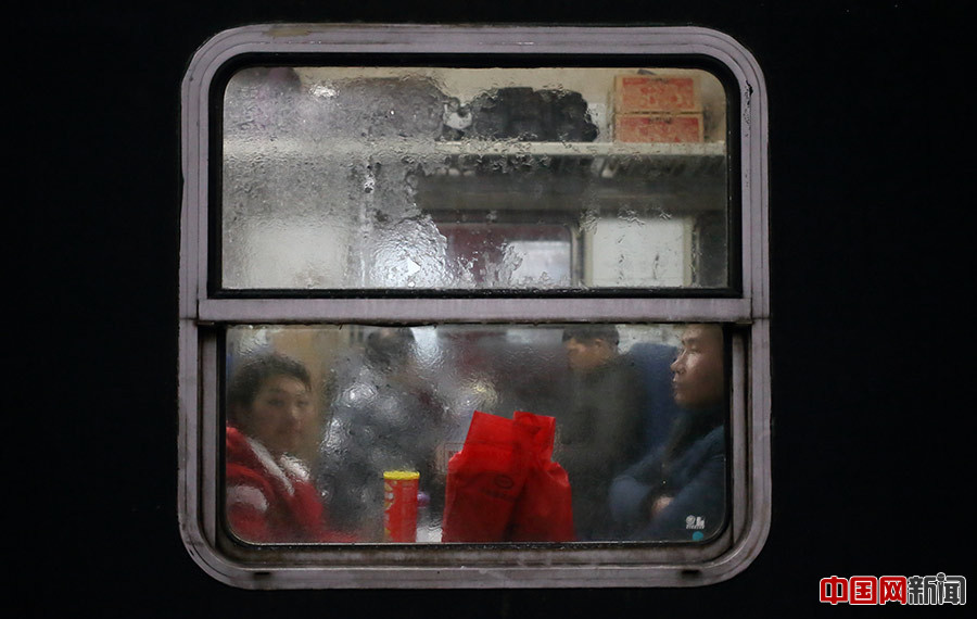 组图北京春运首趟列车车窗特写