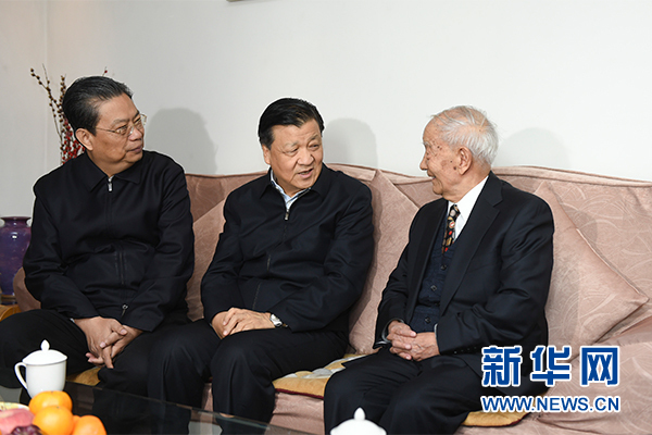 这是1月26日，刘云山看望王希季。 新华社记者 谢环驰 摄