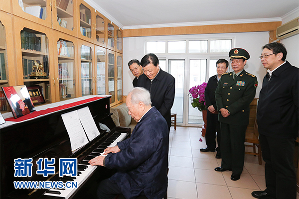 这是1月25日，刘云山看望程开甲。 新华社记者 丁林 摄
