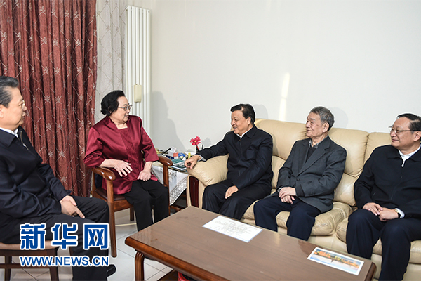 这是1月25日，刘云山看望屠呦呦。 新华社记者 谢环驰 摄