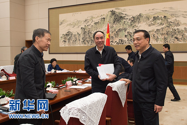 1月25日，国务院总理李克强在北京主持召开座谈会，听取专家学者和企业界人士对《政府工作报告（征求意见稿）》和《&ldquo;十三五&rdquo;规划纲要（草案）（征求意见稿）》的意见建议。新华社记者 李学仁 摄