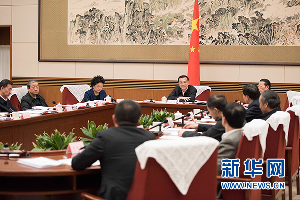 1月25日，国务院总理李克强在北京主持召开座谈会，听取专家学者和企业界人士对《政府工作报告（征求意见稿）》和《&ldquo;十三五&rdquo;规划纲要（草案）（征求意见稿）》的意见建议。新华社记者 李学仁 摄
