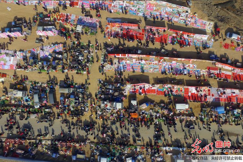 航拍日照年货大集 车水马龙场面壮观