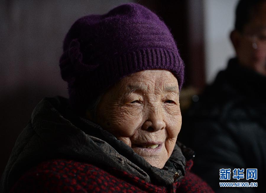 在井冈山慎德书屋，93岁的&ldquo;全国道德模范&rdquo;龚全珍向记者描述与总书记见面时的情景（2月2日摄）。新华社记者 万象 摄 