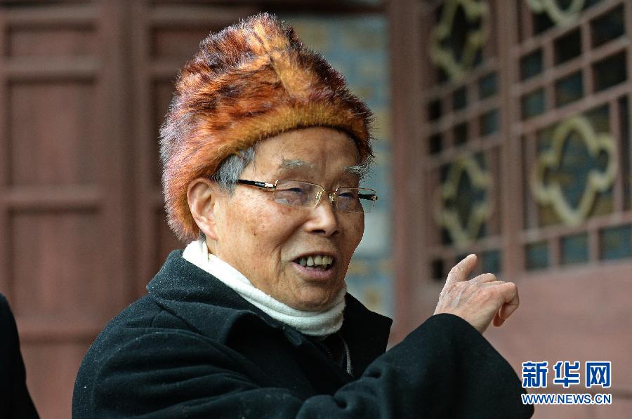 在井冈山慎德书屋，87岁的&ldquo;全国道德模范&rdquo;毛秉华向记者描述与总书记见面时的情景（2月2日摄）。新华社记者 万象 摄 