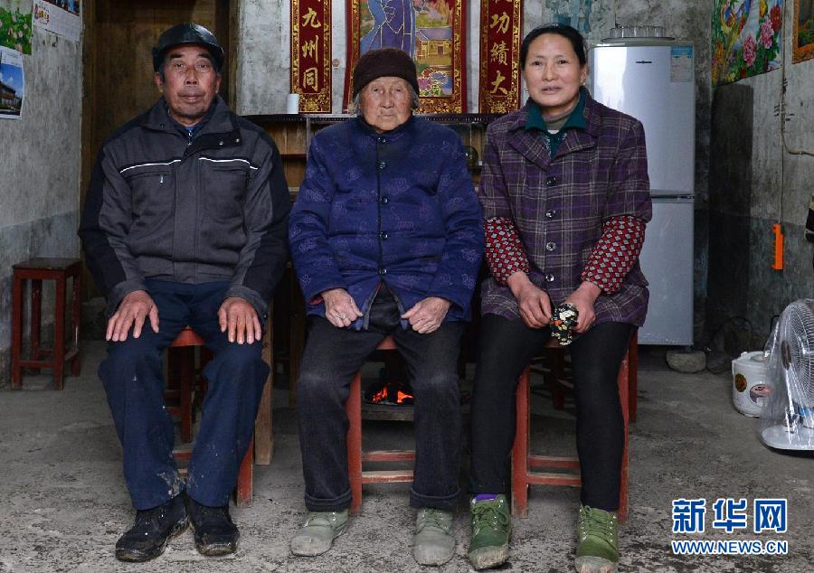 井冈山市茅坪乡神山村贫困户张成德（左）和家人合影（2月2日摄）。新华社记者 万象 摄 
