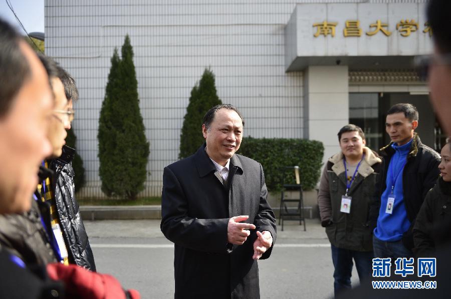 南昌大学教授江风益（中）正与团队成员们一起聊起总书记讲话的情景（2月3日摄）。新华社记者 周密 摄 