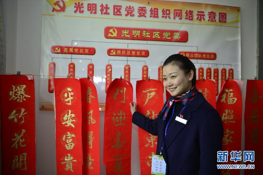 南昌市东湖区彭家桥街道光明社区第一书记陈丽芬向记者描述与总书记见面时的情景（2月3日摄）。新华社记者 周密 摄