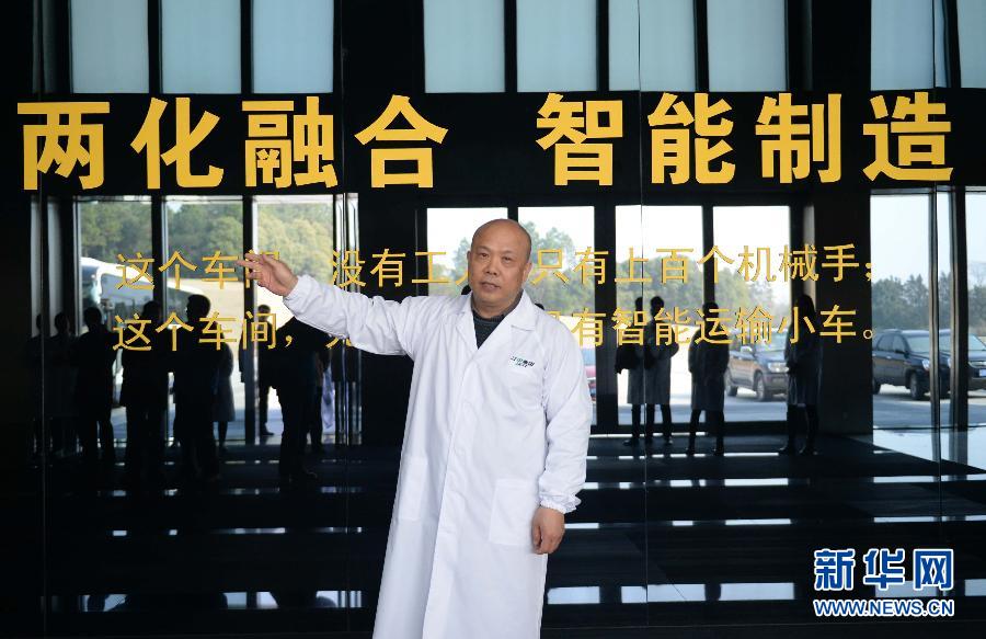 在江中药谷制造基地，江中集团董事长钟虹光在介绍无人生产车间。当时，总书记就是在此处与大家交流（2月3日摄）。新华社记者 陈子夏 摄