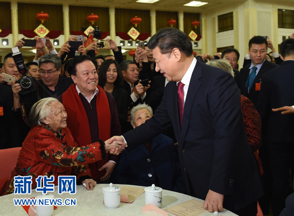 2月6日,中共中央、国务院在北京人民大会堂举行2016年春节团拜会。这是中共中央总书记、国家主席、中央军委主席习近平同首都各界人士亲切握手,互致问候和新春祝福。新华社记者 李学仁 摄 2月6日,中共中央、国务院在北京人民大会堂举行2016年春节团拜会。这是中共中央总书记、国家主席、中央军委主席习近平同首都各界人士亲切握手,互致问候和新春祝福。新华社记者 李学仁 摄