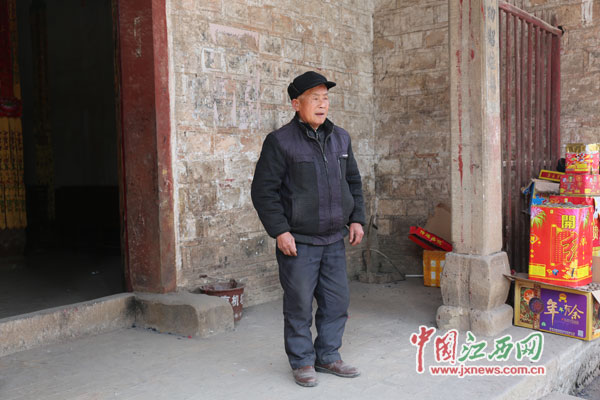 alt=为了实现父亲生前遗愿，曾会和在庙里一守就是十年