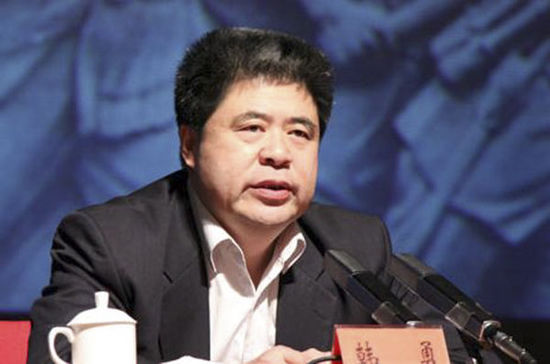 此前担任新疆维吾尔自治区党委副书记兼新疆生产建设兵团党委书记的是现年60岁的韩勇。