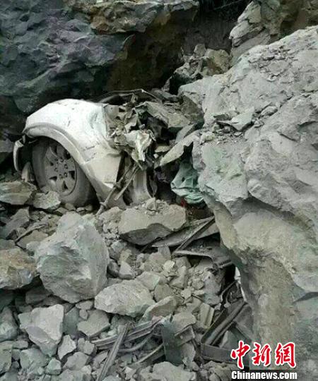 岩体垮塌掩埋的受损车辆。 钟欣 摄