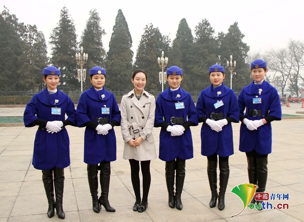 另一条两会风景线美丽辛苦的服务员们