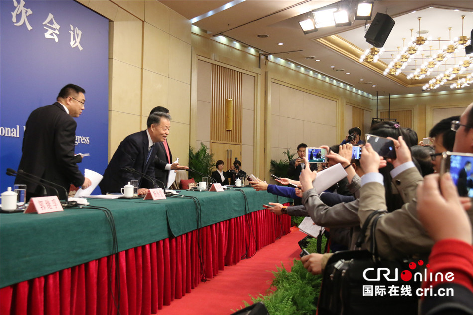 记者会后 交通运输部部长杨传堂给记者留电话