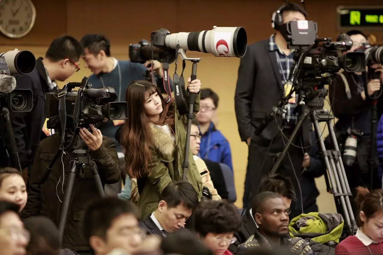 半月拼到内伤,依旧诗和远方……中央重点新闻网站两会记者风采展-新华