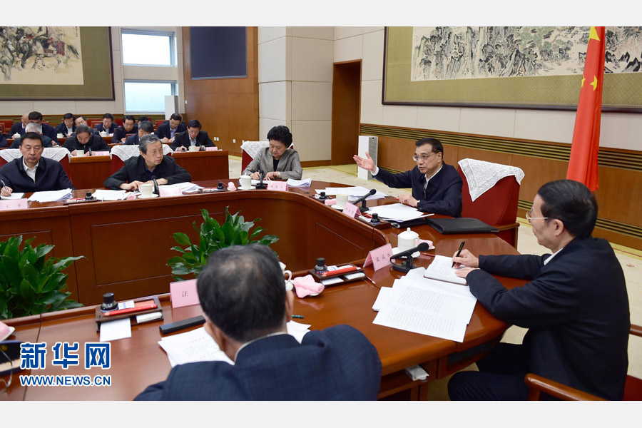 4月11日,中共中央政治局常委、国务院总理李克强在北京主持召开部分省(市)政府主要负责人经济形势座谈会。中共中央政治局常委、国务院副总理张高丽出席。新华社记者张铎摄 4月11日,中共中央政治局常委、国务院总理李克强在北京主持召开部分省(市)政府主要负责人经济形势座谈会。中共中央政治局常委、国务院副总理张高丽出席。新华社记者张铎摄