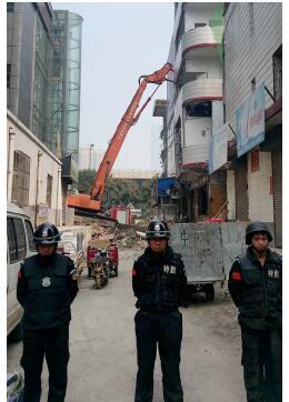 p47-2 根据《太原市和小店区平阳路街道亲贤城中村改造拆迁安置补偿方案》,结合亲贤实际,亲贤社区补偿安置采取“商业用房安置 + 小户型公寓住宅安置 + 货币补偿”的方式,其中每分(0.1 亩)置换商业用房 50 平方米 + 小户型公寓住宅 80 平方米 + 货币补偿 20 万元人民币。(拍摄 2015 年 9 月 17 日)