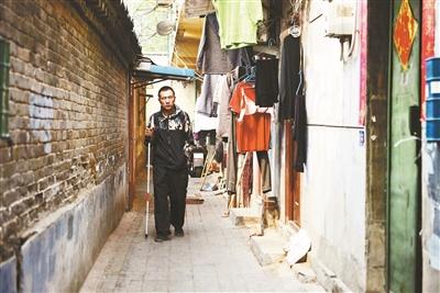 男子地铁卖艺长期垄断5号线 自称卖艺不是乞讨