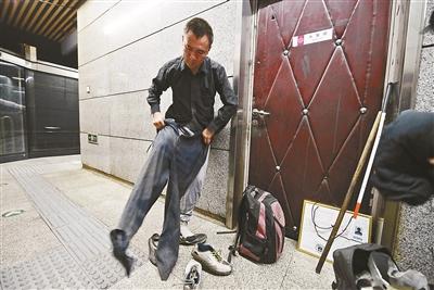 男子地铁卖艺长期垄断5号线 自称卖艺不是乞讨