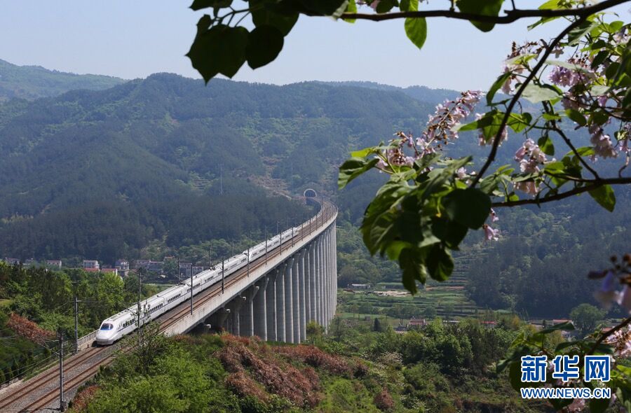 组图合武高铁飞驰大别山