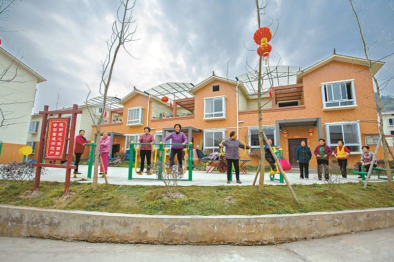 芦山县凤凰村村民在微田园里种植蔬菜.