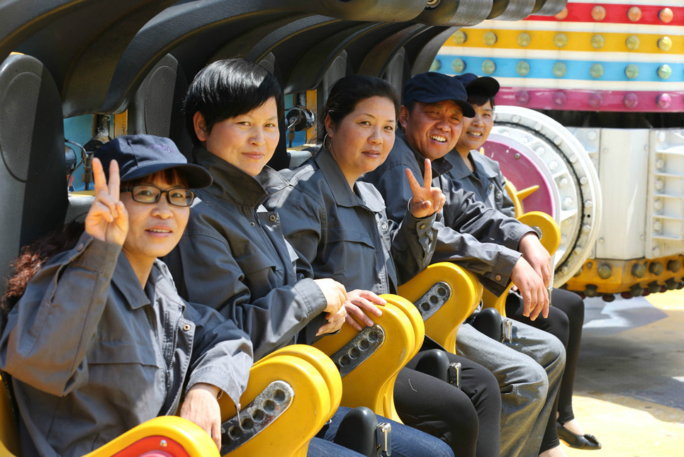 江苏南通百名环卫工劳动节免费游园(组图)