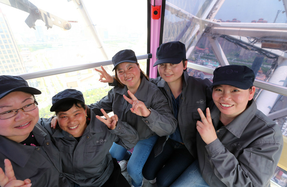 江苏南通百名环卫工劳动节免费游园(组图)