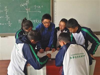 北京援藏教师李鹏和学生们。受访者供图