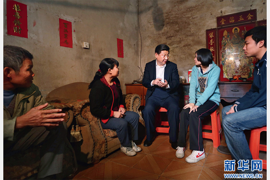 2012年12月9日,习近平在广东省顺德市黄龙村看望村民张锡尧一家。(兰红光摄) 2012年12月9日,习近平在广东省顺德市黄龙村看望村民张锡尧一家。(兰红光摄)