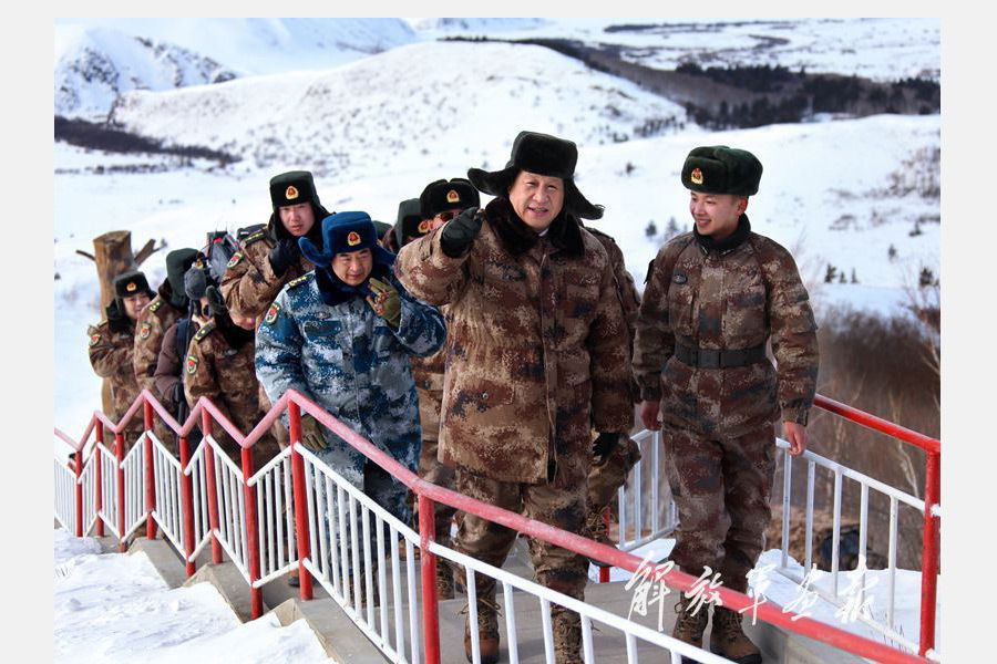 2014年1月26日,习近平来到内蒙古边防某团三角山哨所,看望正在执勤的战士。(李刚摄) 2014年1月26日,习近平来到内蒙古边防某团三角山哨所,看望正在执勤的战士。(李刚摄)