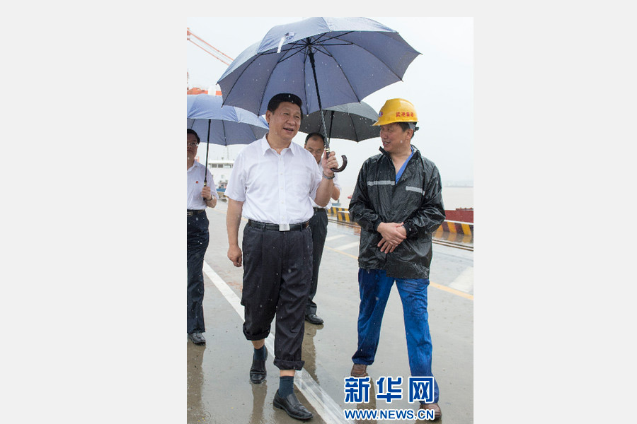 2013年7月21日,习近平冒雨来到湖北省武汉新港阳逻集装箱港区考察。(李学仁摄) 2013年7月21日,习近平冒雨来到湖北省武汉新港阳逻集装箱港区考察。(李学仁摄)