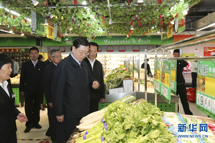 这是5月7日，张德江在巴彦淖尔市维多利食品市场，了解食品销售环节质量安全监管情况。 新华社记者 丁林 摄