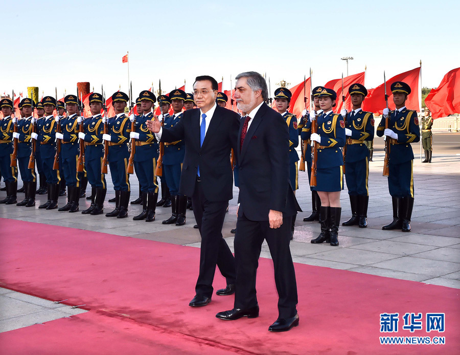 5月16日，国务院总理李克强在北京人民大会堂同来华进行正式访问的阿富汗首席执行官阿卜杜拉举行会谈。这是会谈前，李克强在人民大会堂东门外广场为阿卜杜拉举行欢迎仪式。新华社记者 李涛 摄