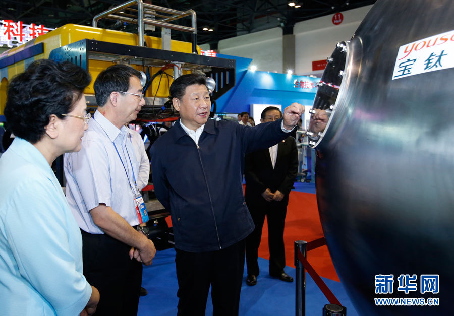 6月3日，中共中央总书记、国家主席、中央军委主席习近平在北京展览馆参观国家&ldquo;十二五&rdquo;科技创新成就展。 新华社记者 鞠鹏 摄