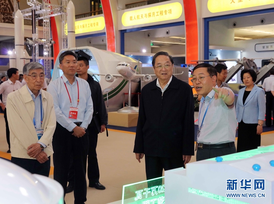 6月3日，中共中央政治局常委、全国政协主席俞正声在北京展览馆参观国家&ldquo;十二五&rdquo;科技创新成就展。 新华社记者 刘卫兵 摄