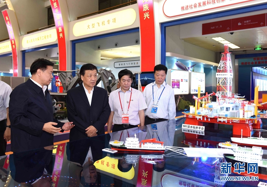 6月3日，中共中央政治局常委、中央书记处书记刘云山在北京展览馆参观国家&ldquo;十二五&rdquo;科技创新成就展。 新华社记者 饶爱民 摄