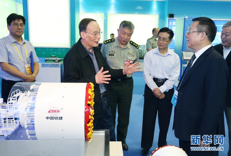 6月3日，中共中央政治局常委、中央纪委书记王岐山在北京展览馆参观国家&ldquo;十二五&rdquo;科技创新成就展。 新华社记者 姚大伟 摄