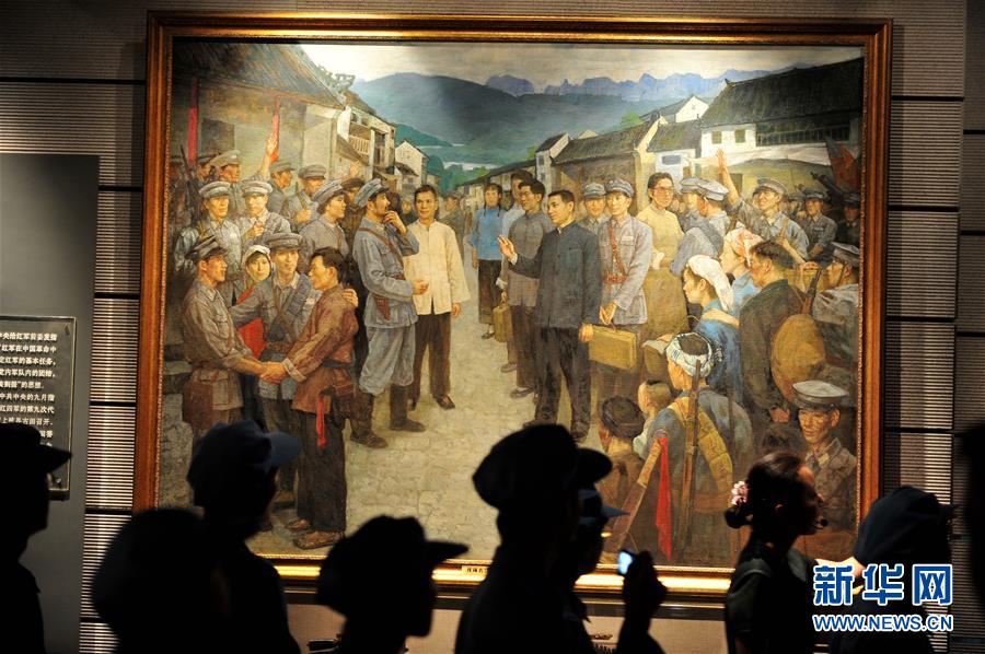 游客在百色起义纪念馆里观看油画《挥师右江》(2011年5月19日摄).