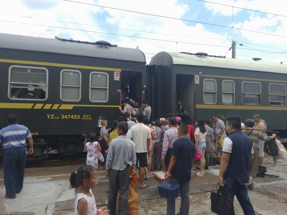 绿皮火车变&ldquo;公交车&rdquo; 免费帮农民运送蔬果