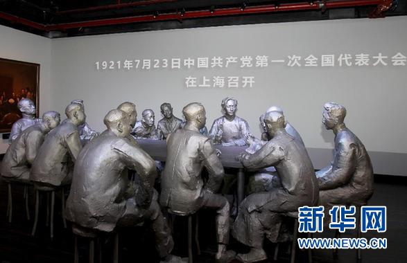 这是馆内新增的还原中共一大召开场景的雕塑群像(6月22日摄).