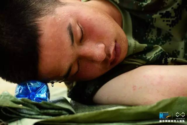 航拍抢险一线席地休整的武警官兵