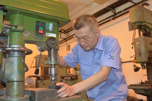 胡双钱在车间工作(人民网记者闫妍 摄)