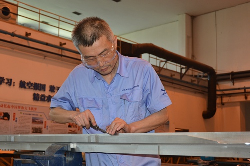 胡双钱在车间工作(人民网记者闫妍 摄)