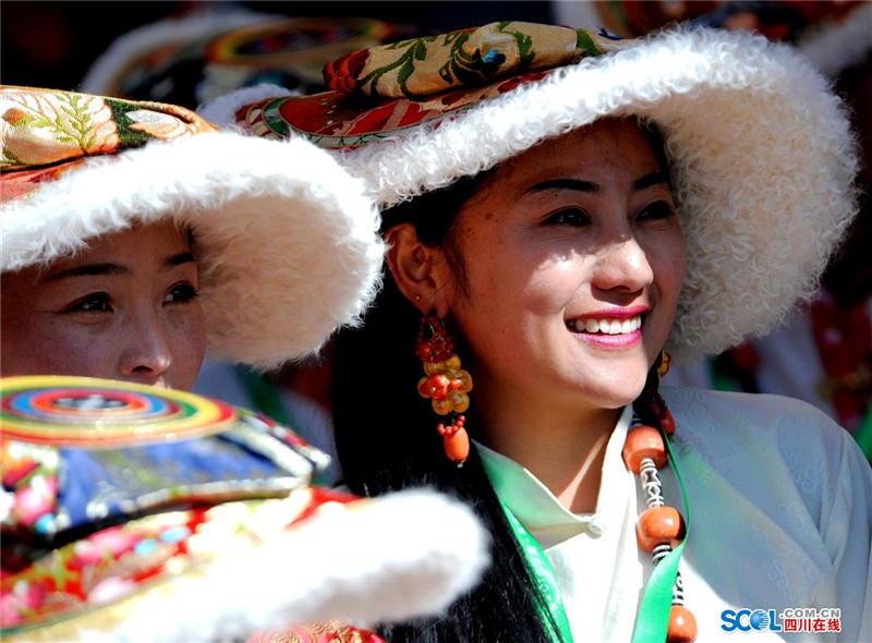 石渠农牧民身穿特色民族服装过帐篷节